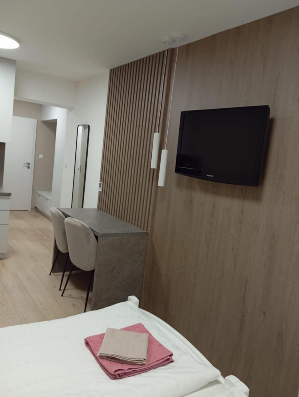 Privat Julia Hotel Vrbov Exterior photo
